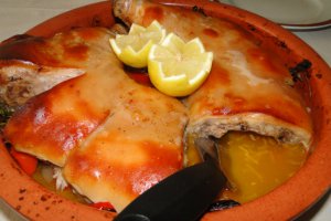 Purcelus de lapte la cuptor,cu garnitura din legume si ciuperci