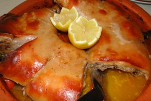 Purcelus de lapte la cuptor,cu garnitura din legume si ciuperci