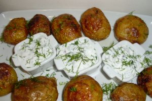 Cartofi copti cu sos de iaurt