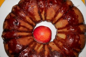 Guguluf cu nectarine si ciocolata