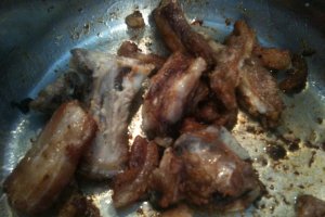 Mancare de cartofi noi cu carne de porc