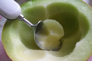Salata de fructe in cosulet de pepene galben