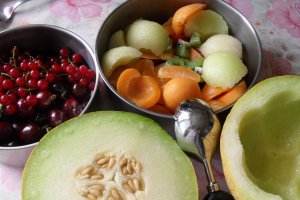 Salata de fructe in cosulet de pepene galben