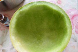 Salata de fructe in cosulet de pepene galben
