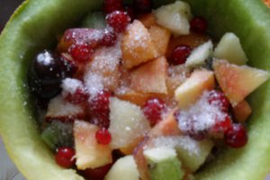 Salata de fructe in cosulet de pepene galben
