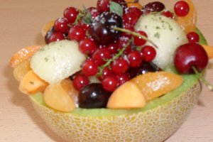 Salata de fructe in cosulet de pepene galben