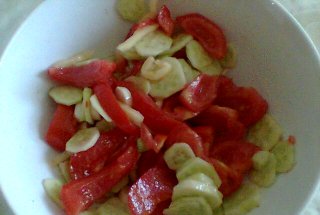 Salata de rosii si castraveti