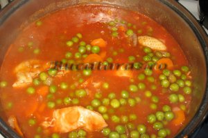 Reteta de mancare de mazare cu piept de pui in sos de tomate