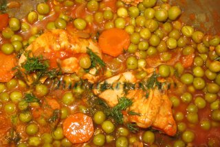 Reteta de mancare de mazare cu piept de pui in sos de tomate