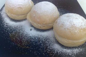 Bombe cu crema de vanilie