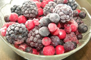 Tort cu mousse de fructe de padure