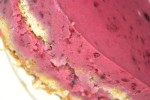 Tort cu mousse de fructe de padure
