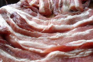 Costita cu cartofi  si salata de sfecla 