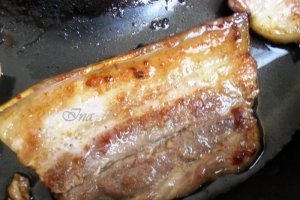Costita cu cartofi  si salata de sfecla 