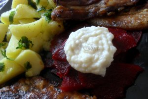 Costita cu cartofi  si salata de sfecla 