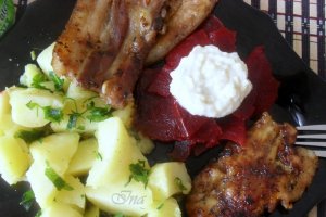 Costita cu cartofi  si salata de sfecla 