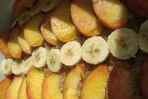 Prajitura rasturnata cu piersici si banane