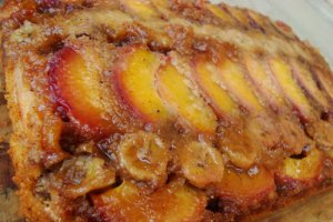 Prajitura rasturnata cu piersici si banane