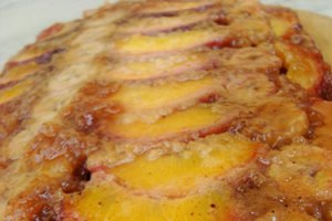 Prajitura rasturnata cu piersici si banane
