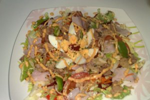 Salata de cruditati cu ton si sos de maioneza