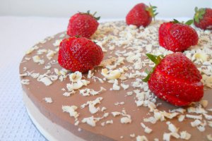 Desert cu ciocolata si capsuni