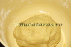 Mini-tarte cu sparanghel