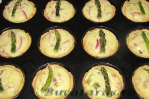 Mini-tarte cu sparanghel
