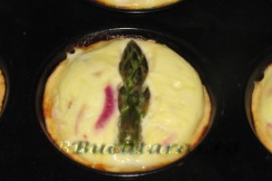 Mini-tarte cu sparanghel