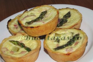 Mini-tarte cu sparanghel