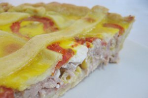 Tartă cu ton şi roşii
