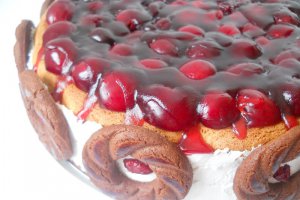Tort stralucitor de visine