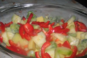 Pulpe de pui cu legume asortate