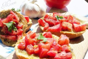 Bruschette cu rosii si busuioc