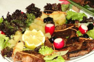 Carne de vita la grill electric,cu garnitura de cartofi fierti