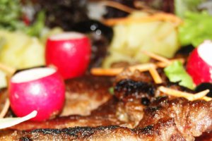 Carne de vita la grill electric,cu garnitura de cartofi fierti