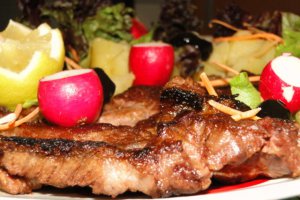 Carne de vita la grill electric,cu garnitura de cartofi fierti