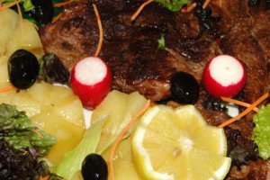 Carne de vita la grill electric,cu garnitura de cartofi fierti
