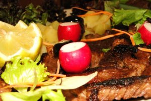 Carne de vita la grill electric,cu garnitura de cartofi fierti