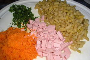 Salata cu fasole oloaga,sunca,morcovi,usturoi si maioneza