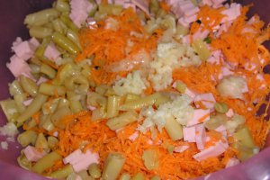 Salata cu fasole oloaga,sunca,morcovi,usturoi si maioneza