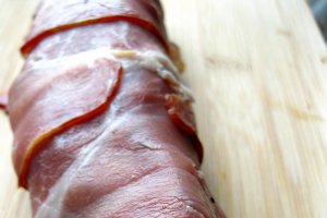 Muşchiuleţ de porc învelit în bacon cu cartofi dulci şi pere