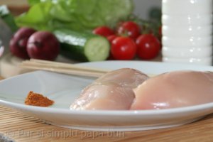 Frigarui de pui cu salata de castraveti si ceapa rosie