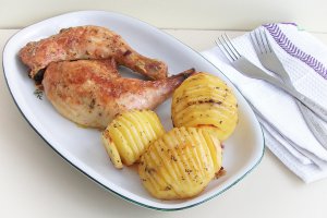 Pulpe marinate in maioneza cu busuioc, cu cartofi hasselback