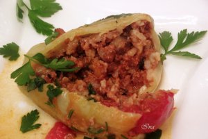 Ardei umpluti cu carne, ciuperci si dovlecel
