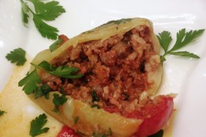 Ardei umpluti cu carne, ciuperci si dovlecel