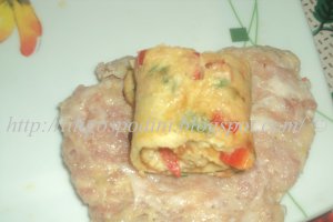 Carne de porc tocata cu rulada de omleta