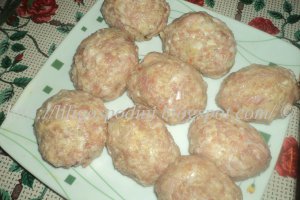 Carne de porc tocata cu rulada de omleta