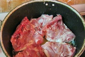 Pulpe de pui picante cu ananas si cartofi aurii