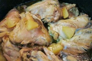 Pulpe de pui picante cu ananas si cartofi aurii