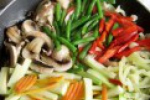 Stir fry cu legume si carne de porc